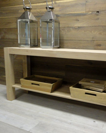 sidetable, houten bankjes, eiken blokken, houten spiegels